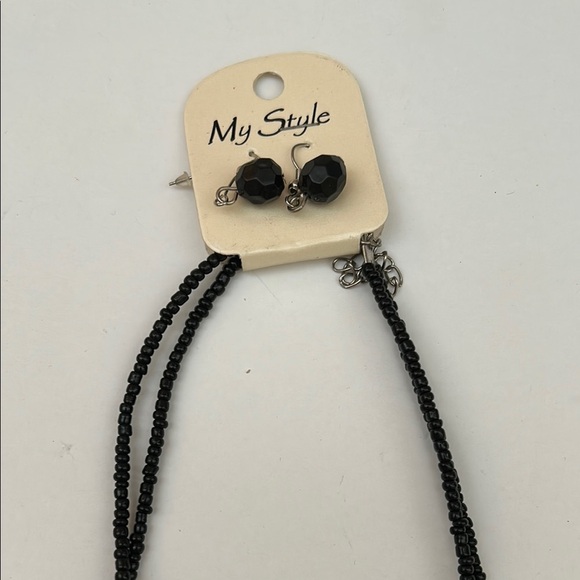 Elegant Black and White Beaded Necklace - Picture 6 of 9